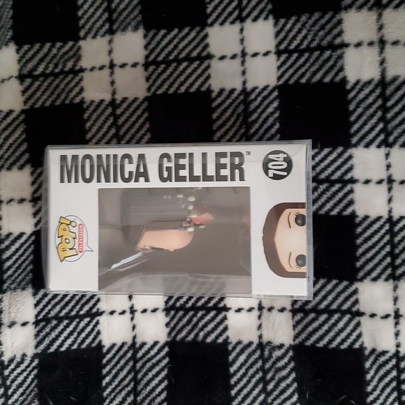 Funko POP! Monica Geller Vinyl Figure - Red, Black, White - Picture 4 of 6